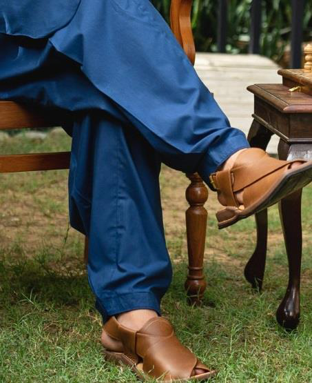 AUJ footwear brown chappal